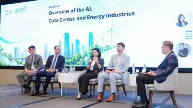 วงเสวนาห้าคนบนเวทีหน้าจอหัวข้อ Overview of the AI, Data Center, and Energy Industries