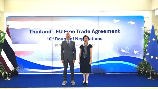 ฉากหลังงานเจรจา Thailand - EU Free Trade Agreement 10th Round of Negotiations ที่ภูเก็ต พร้อมธงชาติไทยและธงสหภาพยุโรป