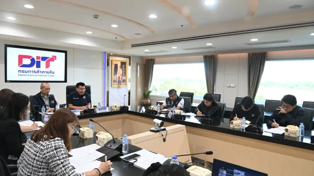 ห้องประชุมกรมการค้าภายในระหว่างหารือกับผู้ประกอบการเรื่องตรึงราคาสินค้าและบริการช่วงฟื้นฟูหลังน้ำลด