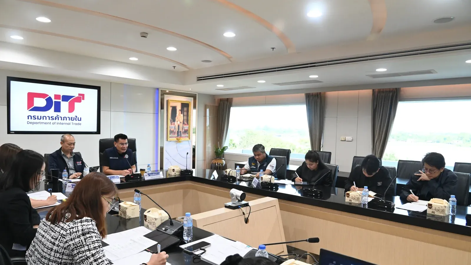 ห้องประชุมกรมการค้าภายในระหว่างหารือกับผู้ประกอบการเรื่องตรึงราคาสินค้าและบริการช่วงฟื้นฟูหลังน้ำลด
