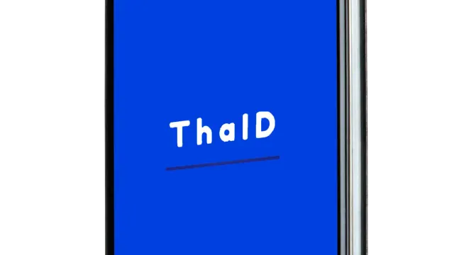 โทรศัพท์แสดงหน้าจอแอป ThaID ของกรมการปกครอง ใช้ยืนยันตัวตนสำหรับ MFA หน่วยงานรัฐ 2569
