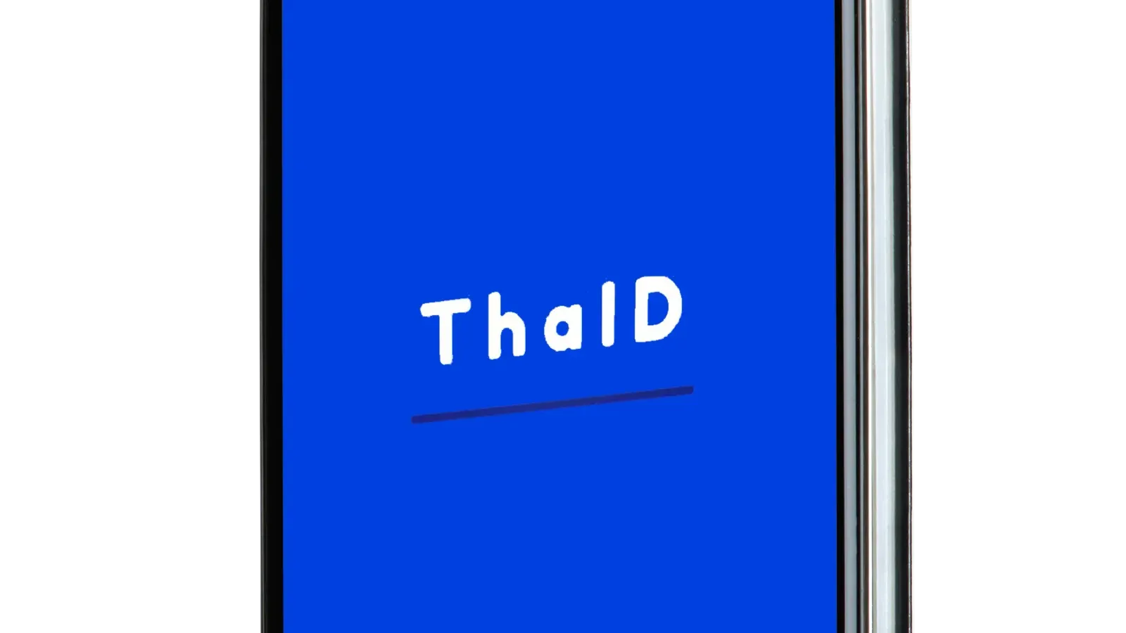 โทรศัพท์แสดงหน้าจอแอป ThaID ของกรมการปกครอง ใช้ยืนยันตัวตนสำหรับ MFA หน่วยงานรัฐ 2569