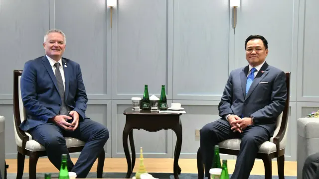 นายอนุทิน ชาญวีรกูล นายกรัฐมนตรี และนายมาทีอัส คอร์มันน์ เลขาธิการ OECD ในการหารือเรื่องเป้าไทยเข้า OECD ปี 2571 ที่ศูนย์การประชุมแห่งชาติสิริกิติ์ 16 ตุลาคม 2569