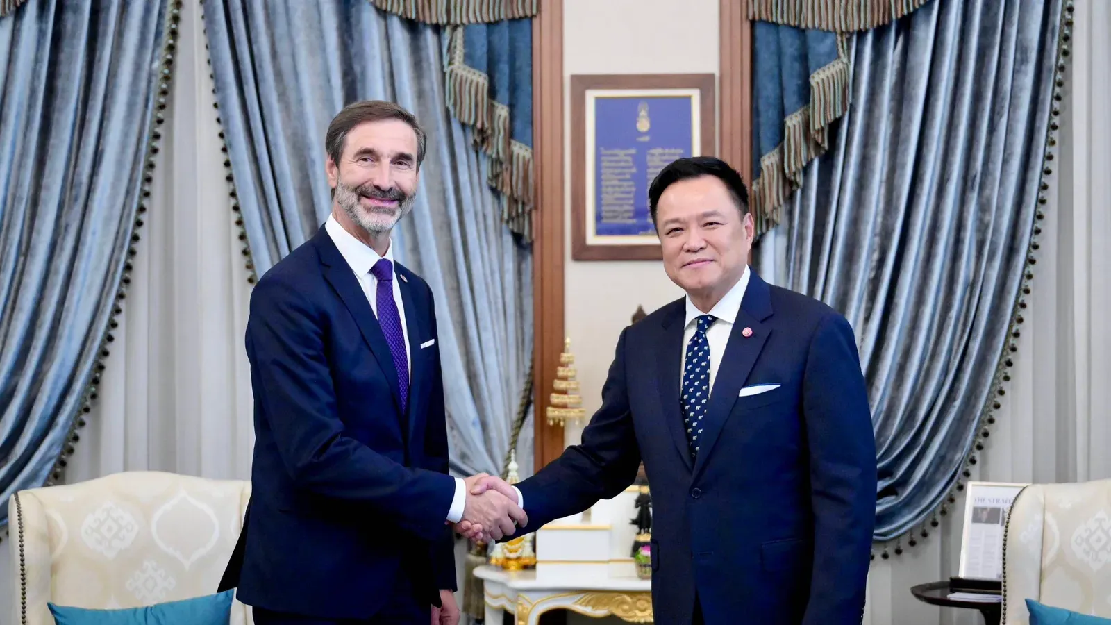 นายอนุทิน ชาญวีรกูล จับมือกับนายยูไร บลานาร์ รัฐมนตรีว่าการกระทรวงการต่างประเทศและกิจการยุโรปของสโลวัก ที่ทำเนียบรัฐบาล 12 ตุลาคม 2569