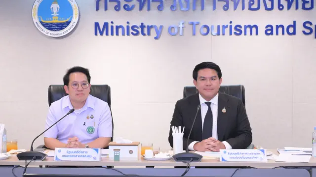 รัฐมนตรีว่าการกระทรวงการท่องเที่ยวและกีฬา (ขวา) และรัฐมนตรีว่าการกระทรวงสาธารณสุข (ซ้าย) ในการประชุมรับฟังความเห็นเรื่องค่าธรรมเนียมนักท่องเที่ยวต่างชาติ 6 ตุลาคม 2026