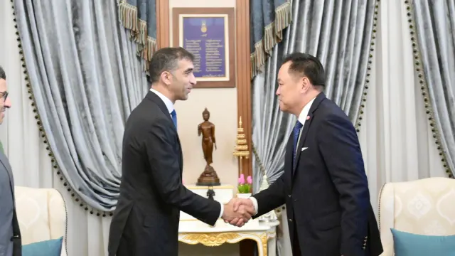 นายอนุทิน ชาญวีรกูล นายกรัฐมนตรี จับมือกับ ดร.ธานี บิน อาเหม็ด อัล เซยูดี รัฐมนตรีว่าการกระทรวงการค้าต่างประเทศ UAE หลังสรุปผลการเจรจา CEPA ทำเนียบรัฐบาล 8 ตุลาคม 2569