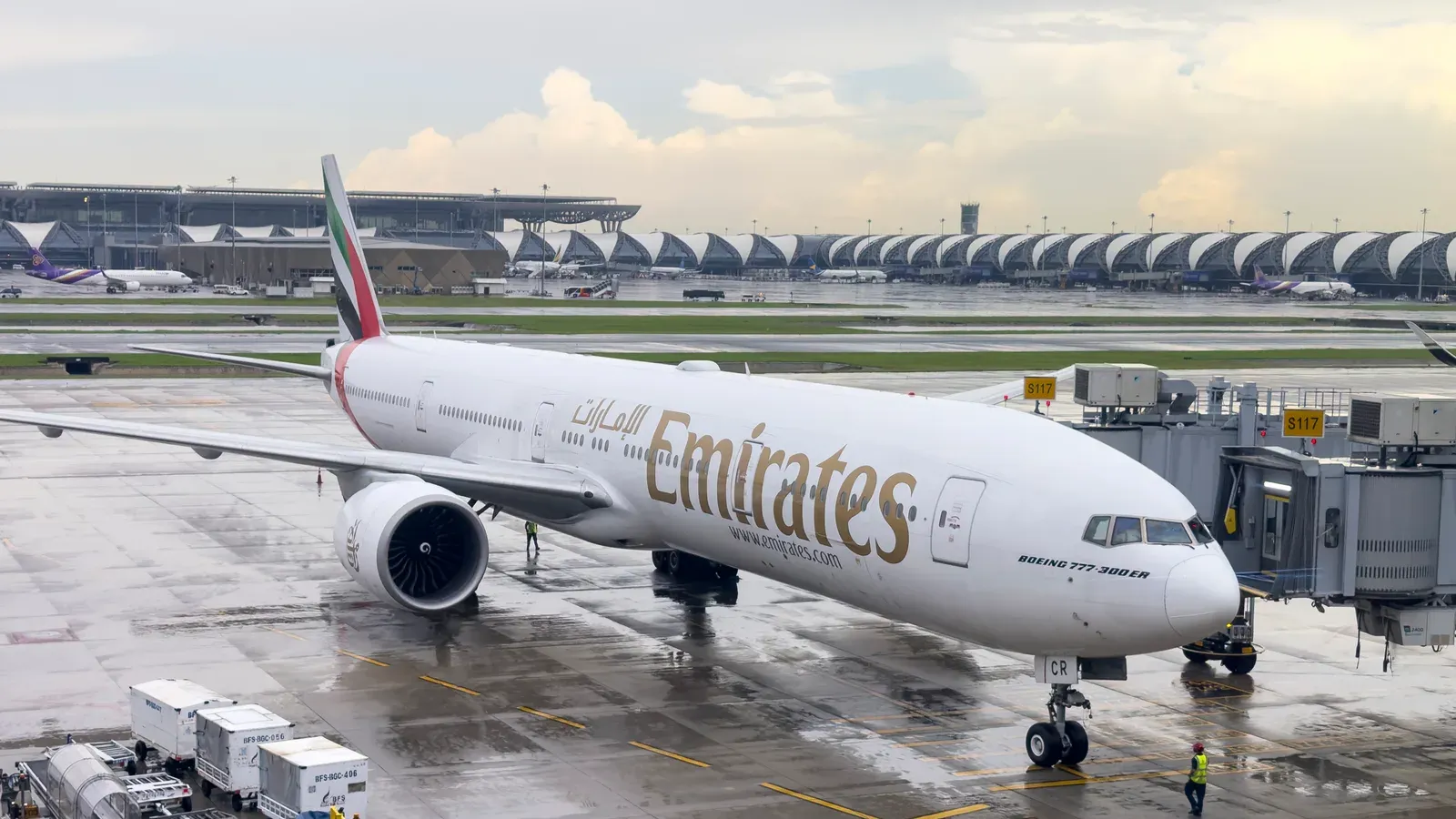 เครื่องบิน Boeing 777-300ER ของเอมิเรตส์ ทะเบียน A6-ECR จอดเทียบอาคารผู้โดยสารที่ท่าอากาศยานสุวรรณภูมิ 6 ตุลาคม 2026