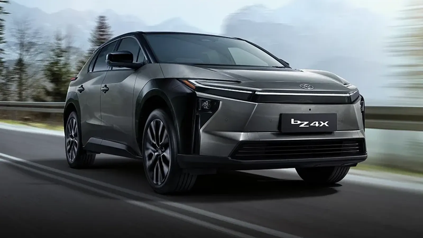 Toyota bZ4X รุ่นปรับโฉมสีเทาแล่นบนถนน ภาพจากหน้าแกลเลอรีของ Toyota ประเทศไทย
