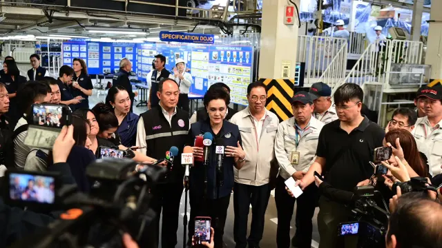 ศุภจี สุธรรมพันธุ์ รองนายกรัฐมนตรีและรัฐมนตรีว่าการกระทรวงพาณิชย์ ให้สัมภาษณ์สื่อมวลชนภายในโรงงานโตโยต้า สำโรง ระหว่างติดตามผลกระทบน้ำท่วม