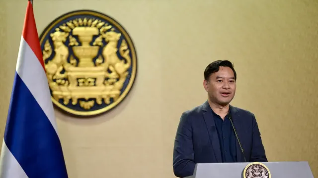 นายเอกภพ เพียรพิเศษ โฆษกประจำสำนักนายกรัฐมนตรี แถลงผลการประชุมคณะรัฐมนตรีที่ศูนย์แถลงข่าวรัฐบาล 6 ตุลาคม 2569 ซึ่งรวมเรื่องจดหมายจากทรัมป์