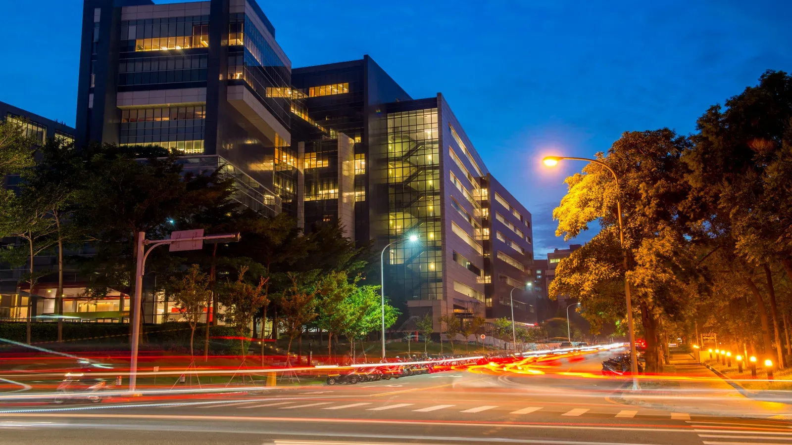 อาคาร Fab 12A ซึ่งเป็นสำนักงานใหญ่ของ TSMC ในเมืองซินจู ไต้หวัน ถ่ายตอนพลบค่ำเมื่อปี 2015