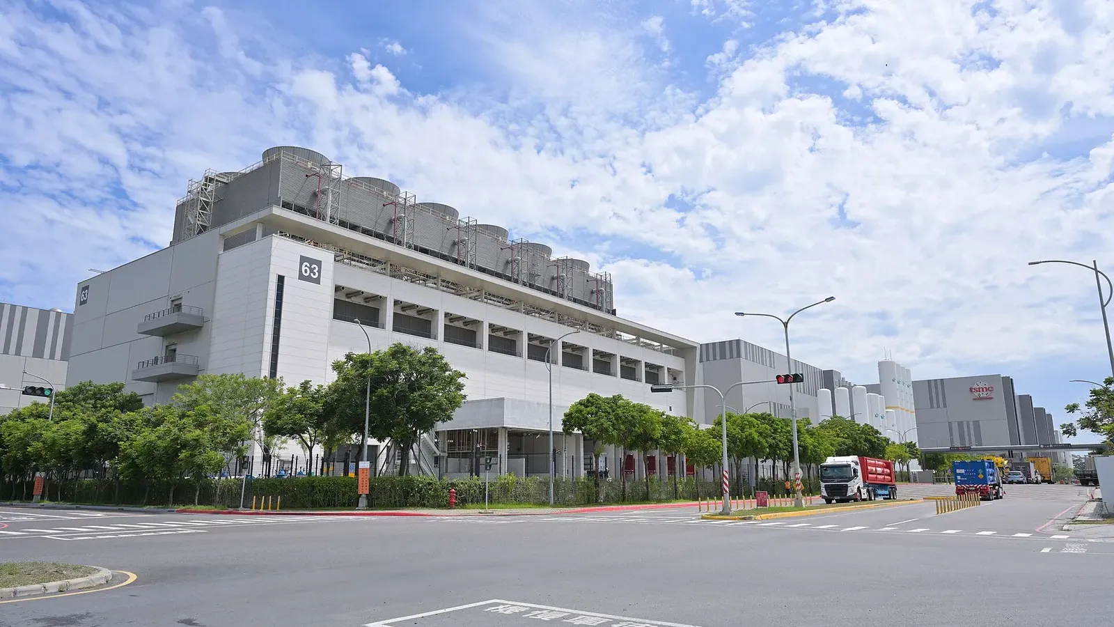 อาคาร Fab 18 ของ TSMC ในอุทยานวิทยาศาสตร์ไต้หวันตอนใต้ มีป้ายโลโก้ tsmc บนอาคารด้านขวา ถ่ายเมื่อพฤษภาคม 2025