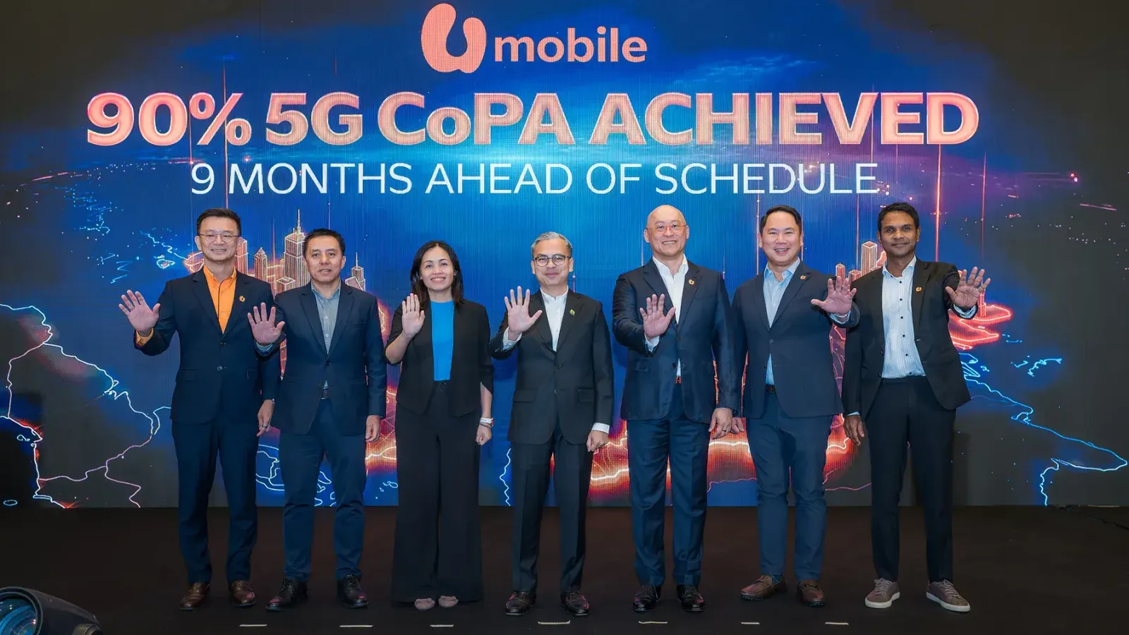 ผู้บริหาร U Mobile ร่วมกับรัฐมนตรีและรัฐมนตรีช่วยว่าการกระทรวงการสื่อสารมาเลเซีย และกรรมการผู้จัดการ MCMC ยืนหน้าจอข้อความ 90% 5G CoPA Achieved 9 months ahead of schedule