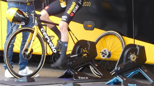 จักรยาน Cervélo ของ Sam Oomen ทีม Jumbo-Visma ถอดล้อหลังแล้วยึดกับสมาร์ทเทรนเนอร์ Tacx NEO แบบ direct-drive หลังสเตจไทม์ไทรอัลของ Paris-Nice 2021 ข้างกันมีหมวกกันน็อกแขวนที่แฮนด์