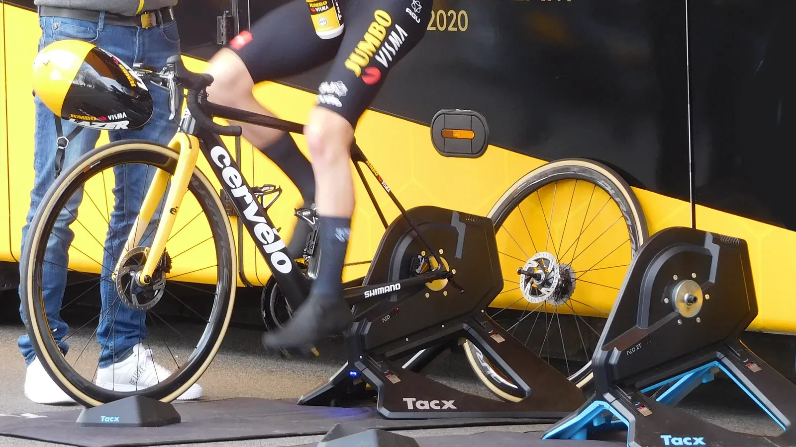 จักรยาน Cervélo ของ Sam Oomen ทีม Jumbo-Visma ถอดล้อหลังแล้วยึดกับสมาร์ทเทรนเนอร์ Tacx NEO แบบ direct-drive หลังสเตจไทม์ไทรอัลของ Paris-Nice 2021 ข้างกันมีหมวกกันน็อกแขวนที่แฮนด์