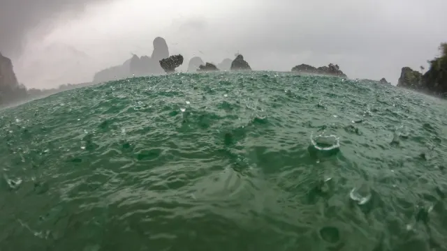 ฝนตกลงบนผิวทะเลอันดามันที่อุทยานแห่งชาติแหลมสน ภาพประกอบช่วงอากาศแปรปรวน 2-6 พ.ย. 2569