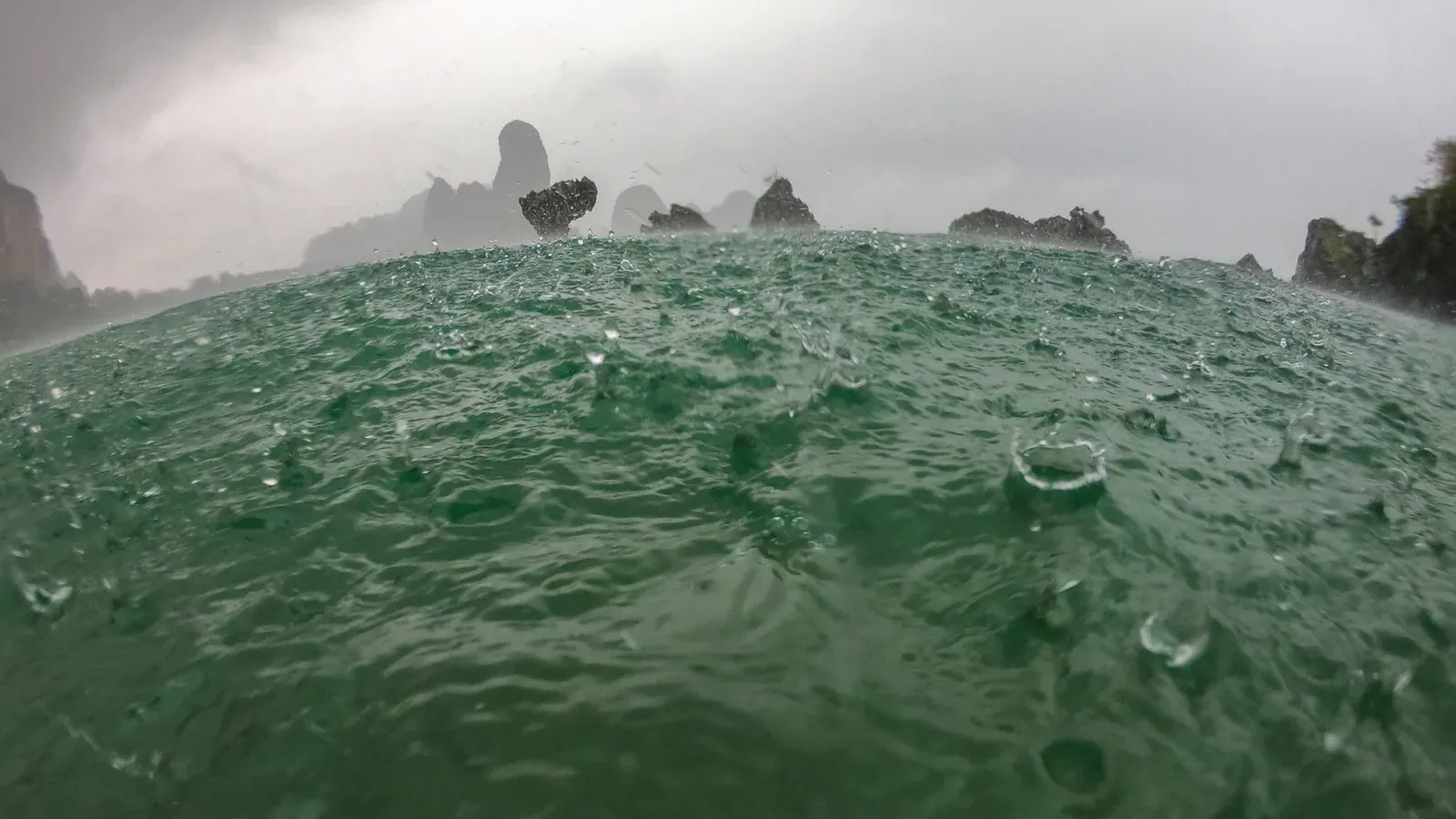 ฝนตกลงบนผิวทะเลอันดามันที่อุทยานแห่งชาติแหลมสน ภาพประกอบช่วงอากาศแปรปรวน 2-6 พ.ย. 2569