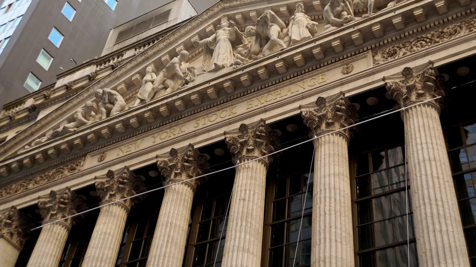 ด้านหน้าอาคารตลาดหลักทรัพย์นิวยอร์ก (NYSE) บนถนน Broad Street ตลาดที่หุ้นธนาคารสหรัฐ Q3 2026 ทั้งหกตัวซื้อขาย ภาพถ่ายเมื่อ 2 ตุลาคม 2023