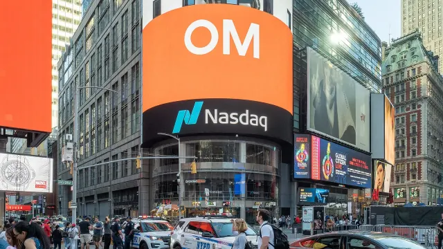 อาคาร Nasdaq MarketSite ย่านไทม์สแควร์ นิวยอร์ก ตลาดที่ IBIT กองที่นำเงินไหลเข้า Bitcoin ETF สหรัฐฯ ช่วง 19–21 ต.ค. 2026 จดทะเบียนซื้อขาย