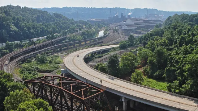 โรงงาน Edgar Thomson ของ U.S. Steel ริมแม่น้ำ Monongahela เมือง Braddock มองจากสะพาน George Westinghouse ปี 2018