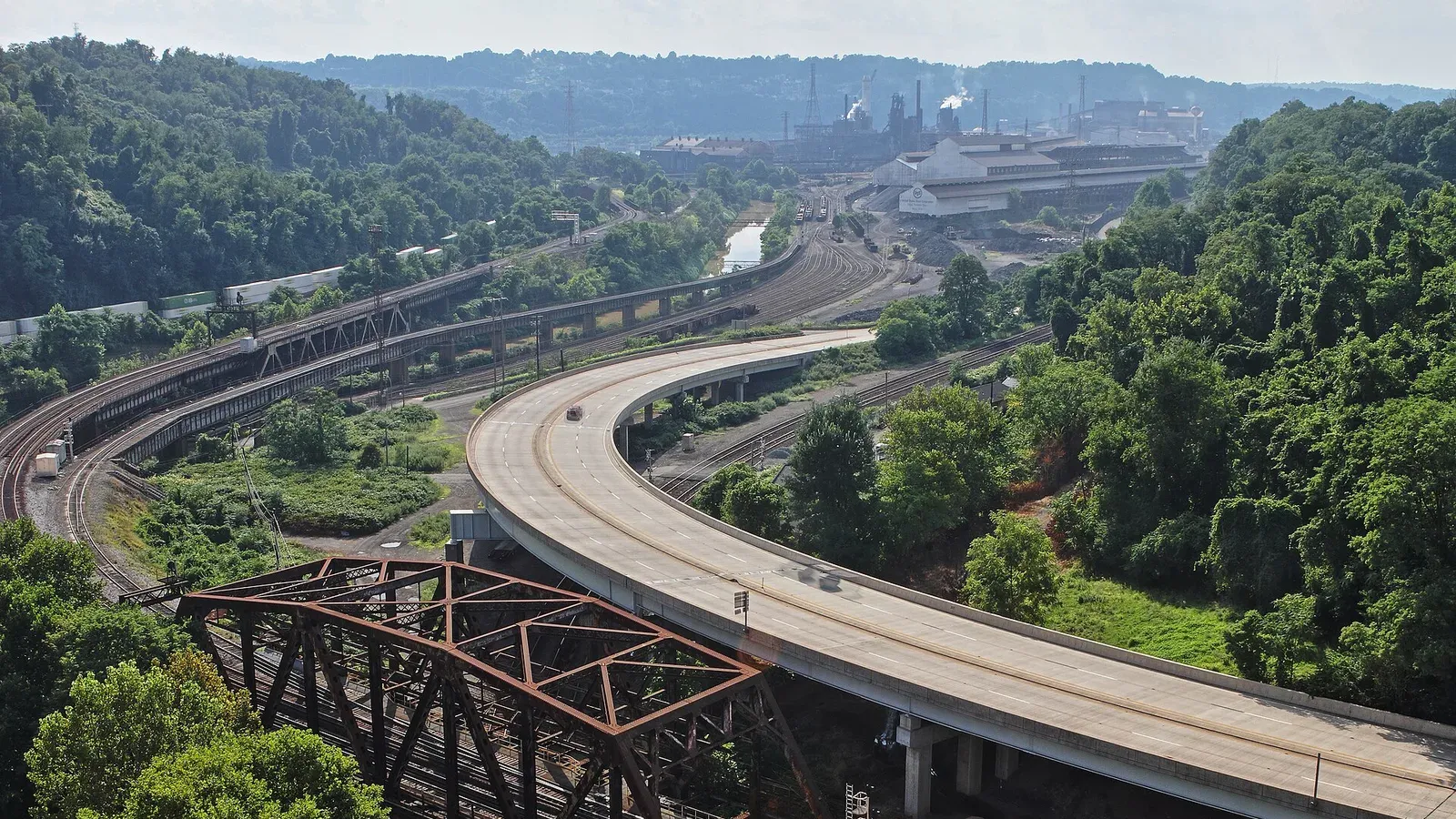 โรงงาน Edgar Thomson ของ U.S. Steel ริมแม่น้ำ Monongahela เมือง Braddock มองจากสะพาน George Westinghouse ปี 2018
