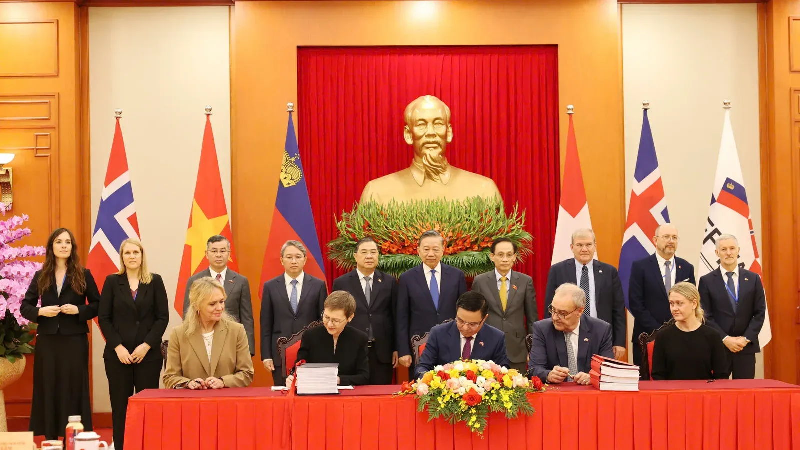 พิธีลงนาม FTA เวียดนาม EFTA ที่ฮานอย 18 ตุลาคม 2026 ผู้แทนเวียดนามและประเทศสมาชิก EFTA นั่งลงนามหน้าธงชาติทั้งห้าประเทศ โดยโต เลิม ยืนเป็นสักขีพยานแถวหลัง