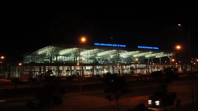 อาคารผู้โดยสาร 2 สนามบินนานาชาตินอยบ่าย ฮานอย ยามค่ำคืน มีป้าย NOI BAI INTERNATIONAL TERMINAL หนึ่งในสนามบินที่ขอ VAT Refund เวียดนาม 2026 ได้ตามประกาศรัฐบาลเวียดนาม