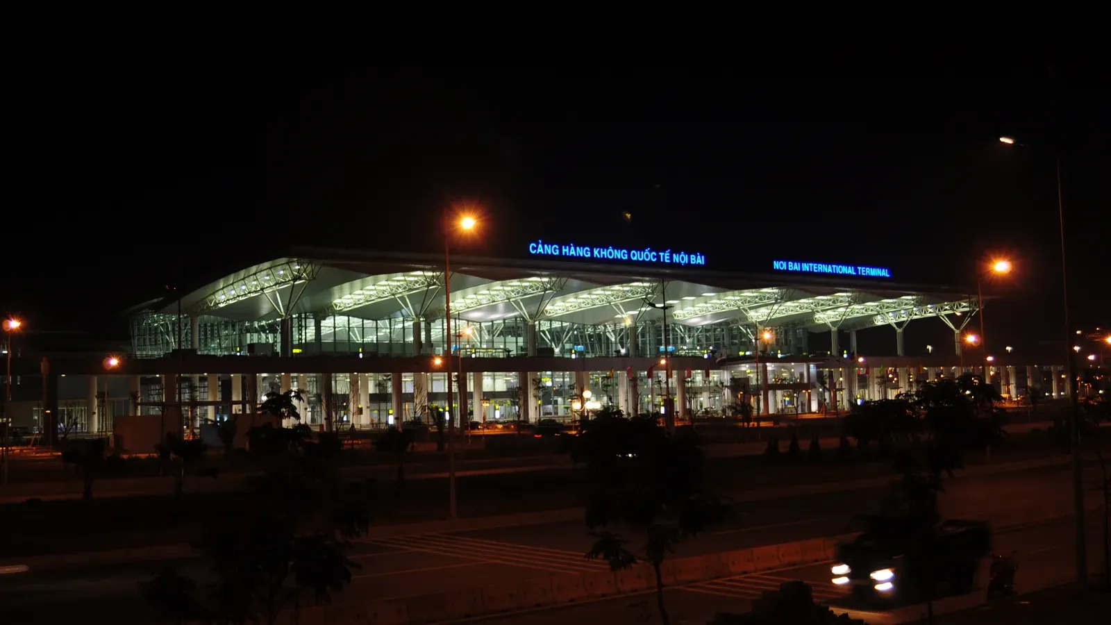 อาคารผู้โดยสาร 2 สนามบินนานาชาตินอยบ่าย ฮานอย ยามค่ำคืน มีป้าย NOI BAI INTERNATIONAL TERMINAL หนึ่งในสนามบินที่ขอ VAT Refund เวียดนาม 2026 ได้ตามประกาศรัฐบาลเวียดนาม