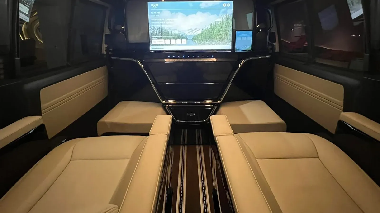 ห้องโดยสารรถตู้ VIP ดัดแปลง Volkswagen Thaiyarnyon Caravelle Comfortline NGZ มองไปทางกระจกกั้นที่มีจอและแท็บเล็ต เบาะหนังสีครีม และพื้นราง Smart Floor