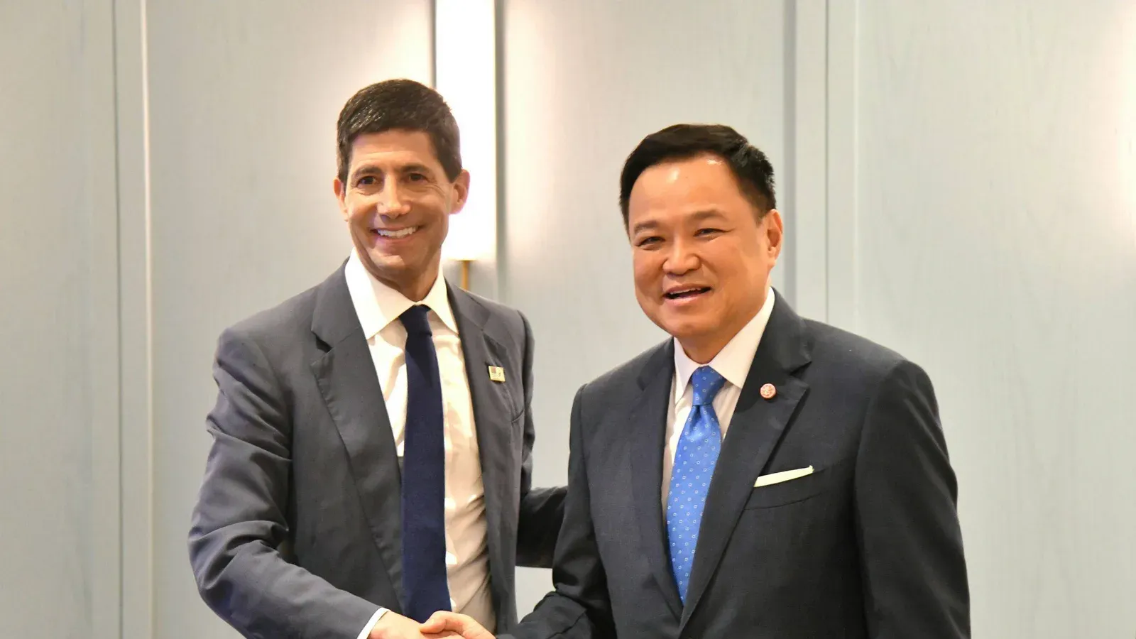 นายอนุทิน ชาญวีรกูล นายกรัฐมนตรี จับมือกับ Kevin Warsh ประธานธนาคารกลางสหรัฐฯ ที่ศูนย์การประชุมแห่งชาติสิริกิติ์ 16 ตุลาคม 2569 หลังคำพูดของ Warsh ที่เวที IMF