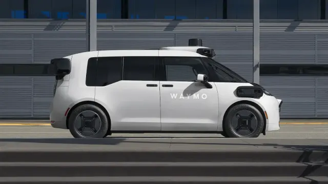 รถไร้คนขับสีขาวทรงกล่องของ Waymo มีเซ็นเซอร์บนหลังคา ภาพประกอบประกาศปิดดีลเงินกู้ 5 พันล้านดอลลาร์