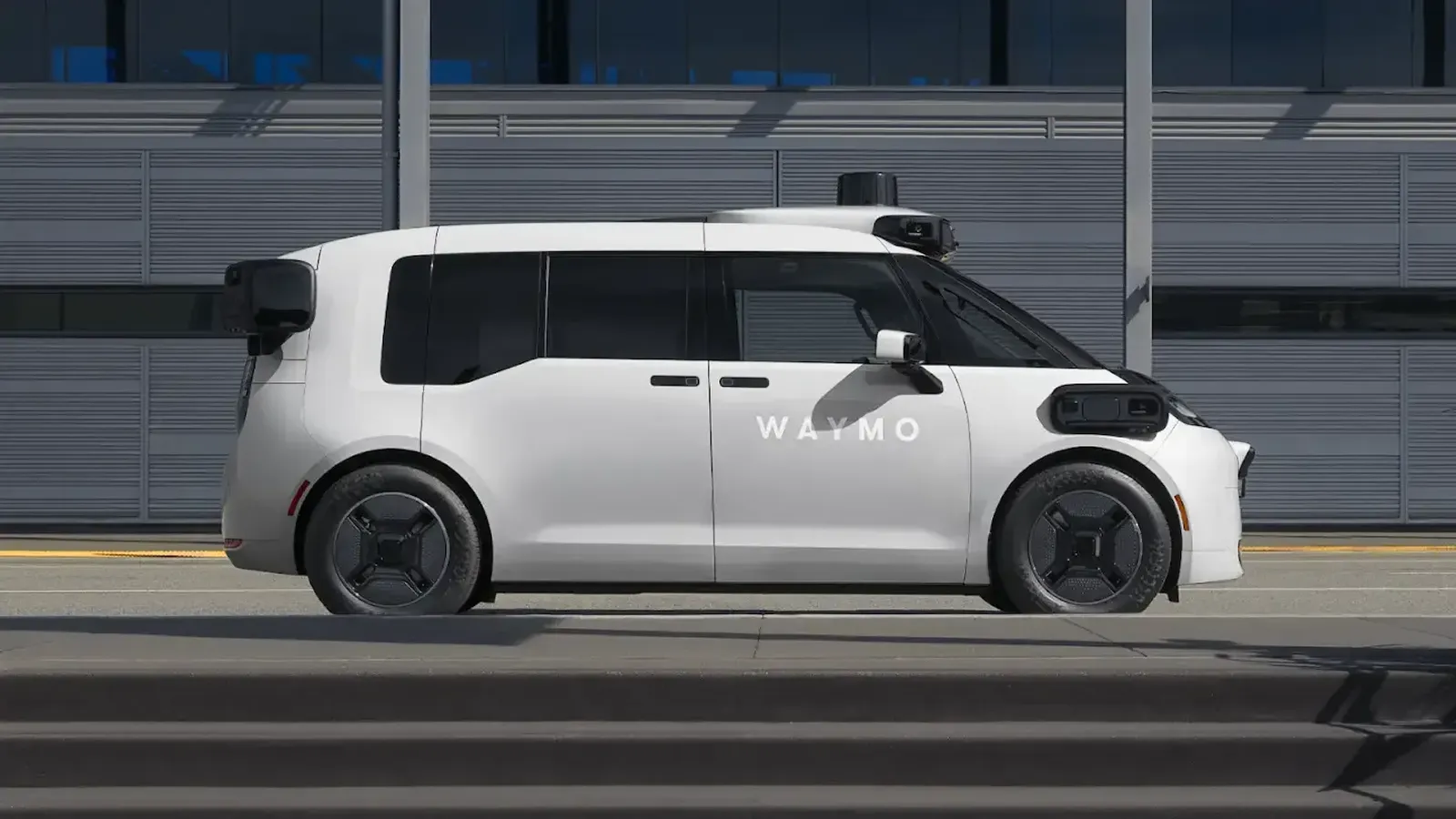 รถไร้คนขับสีขาวทรงกล่องของ Waymo มีเซ็นเซอร์บนหลังคา ภาพประกอบประกาศปิดดีลเงินกู้ 5 พันล้านดอลลาร์