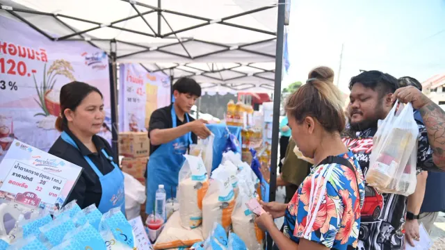 ประชาชนเลือกซื้อสินค้าจำเป็นที่จุดจำหน่ายไทยช่วยไทย ธงฟ้าลดค่าครองชีพ เคหะร่มเกล้า เขตลาดกระบัง 23 ตุลาคม 2569