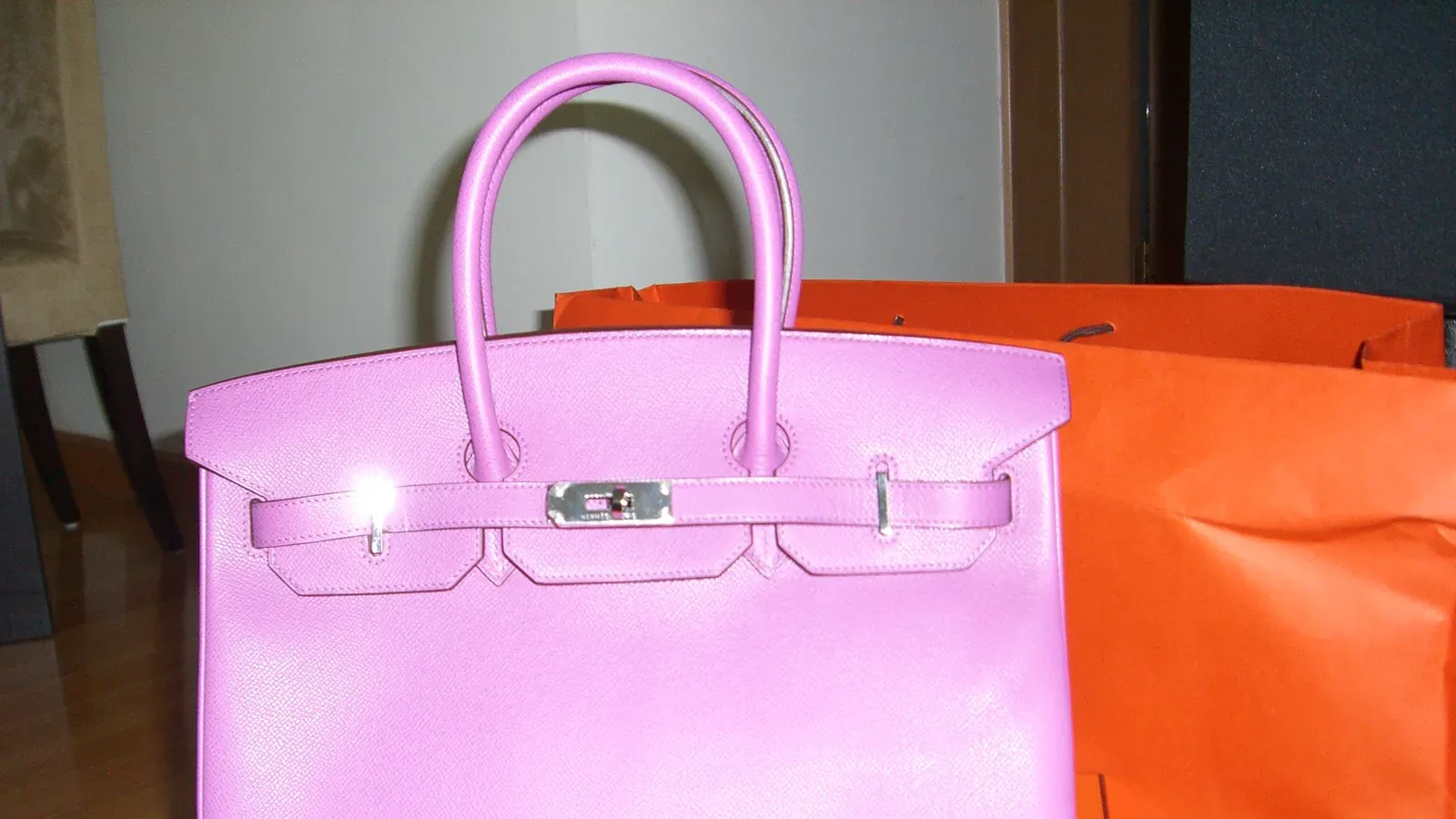 กระเป๋า Hermès Birkin สีม่วงอ่อนพร้อมอะไหล่สีเงิน ตัวอย่างคำตอบว่า Birkin คืออะไร กระเป๋าถือหนังทรงกล่องมีหูหิ้วสองข้างและสายคาดล็อก