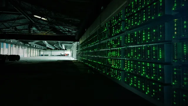 ฟาร์มขุด Bitcoin ที่มีเครื่องขุดเรียงเป็นชั้นยาวตลอดผนังอาคาร ภาพถ่ายปี 2014 ใช้ประกอบเรื่องคริปโตกับการขุดแบบ proof-of-work