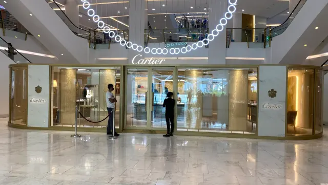 บูติก Cartier ในศูนย์การค้า Emporium กรุงเทพฯ ตัวอย่างบูติกทางการของสินค้าไฮเอนด์ในไทย ภาพเมื่อ 13 พฤษภาคม 2022