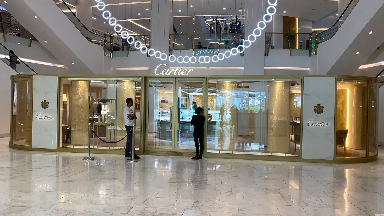 บูติก Cartier ในศูนย์การค้า Emporium กรุงเทพฯ ตัวอย่างบูติกทางการของสินค้าไฮเอนด์ในไทย ภาพเมื่อ 13 พฤษภาคม 2022