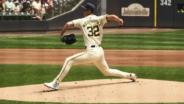 Jacob Misiorowski หมายเลข 32 ของ Milwaukee Brewers ในชุดสีครีมกำลังขว้างลูกจากเนิน
