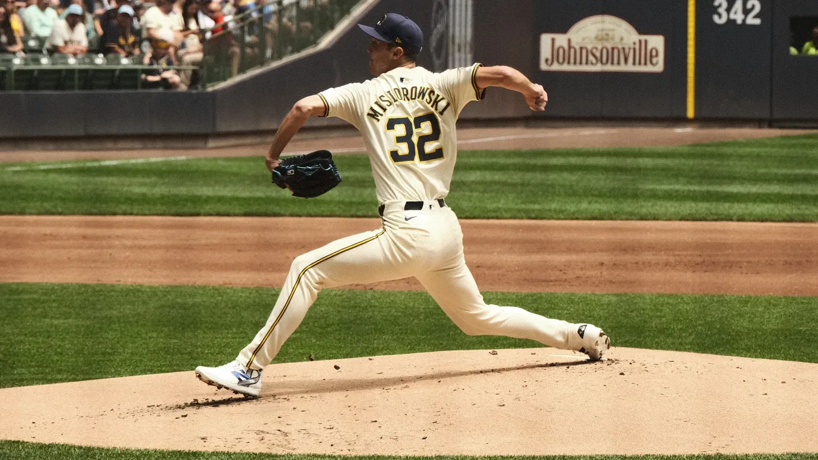 Jacob Misiorowski หมายเลข 32 ของ Milwaukee Brewers ในชุดสีครีมกำลังขว้างลูกจากเนิน