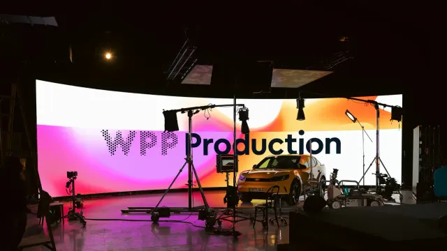 สตูดิโอที่มีจอ LED โค้งแสดงคำว่า WPP Production และรถยนต์บนฉาก จากประกาศเปิดศูนย์ผลิต Devon's Point ของ WPP