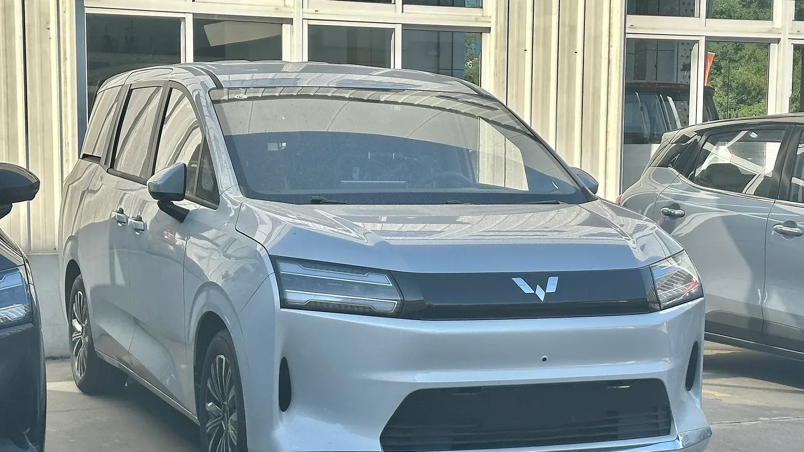 Wuling Starlight 730 EV สีเงิน รถตู้อเนกประสงค์ไฟฟ้า 7 ที่นั่ง รุ่นจีนพวงมาลัยซ้าย จอดหน้าอาคาร