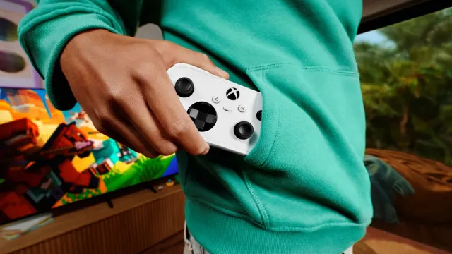 Xbox Nano Controller ราคา 49.99 ดอลลาร์ ผู้เล่นหยิบจอยสีขาวขนาดเล็กออกจากกระเป๋าเสื้อ