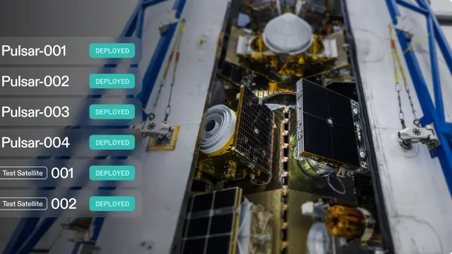 ดาวเทียม Pulsar ของ Xona 6 ดวงพร้อมป้ายสถานะ deployed