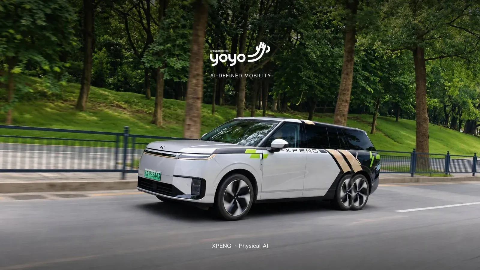 รถ Robotaxi ของ XPENG สีขาวคาดดำพร้อมโลโก้ XPENG YOYO และข้อความ AI-Defined Mobility