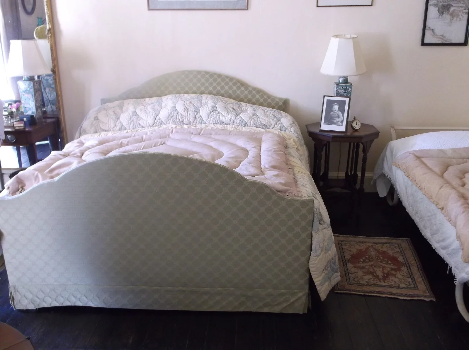ห้องนอนชั้นบนด้านทิศใต้ของ Greenway House ภาพถ่ายเมื่อ 15 เมษายน 2014