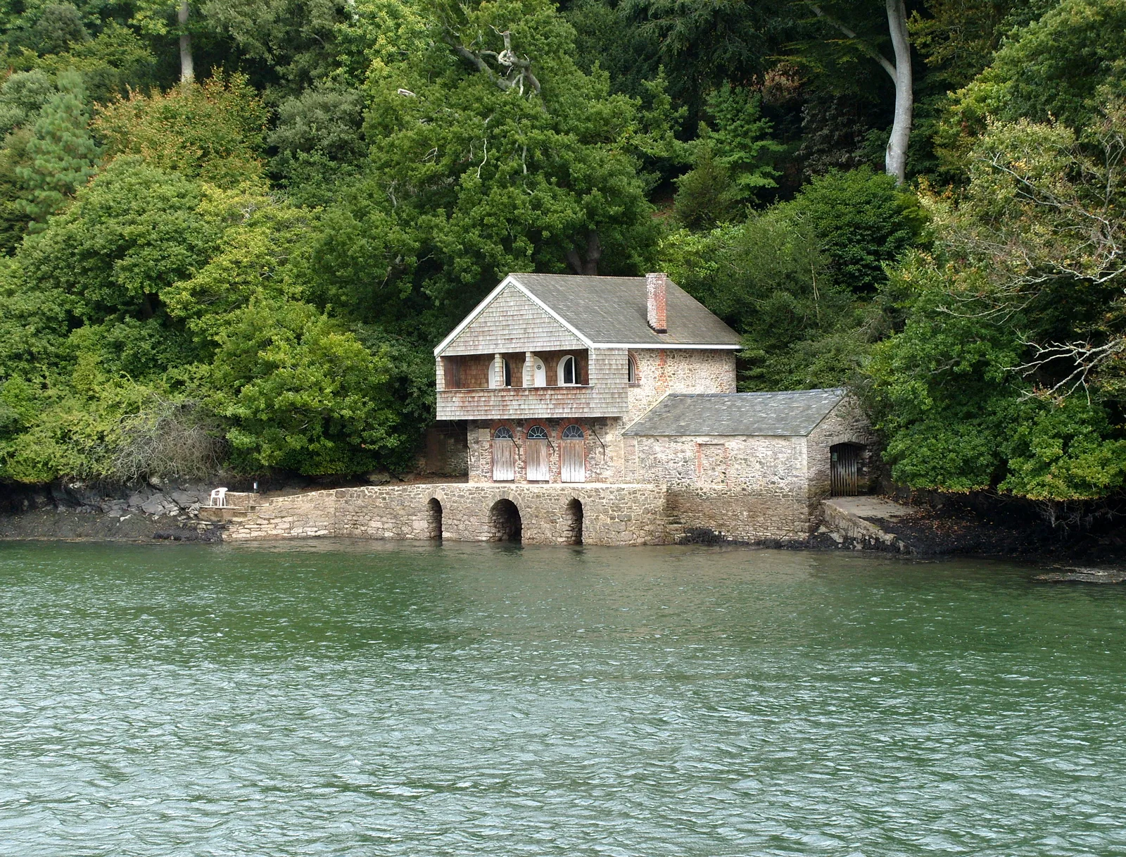 โรงเรือของ Greenway ริมแม่น้ำ Dart มองจากแม่น้ำ ภาพถ่ายเมื่อ 15 กันยายน 2009