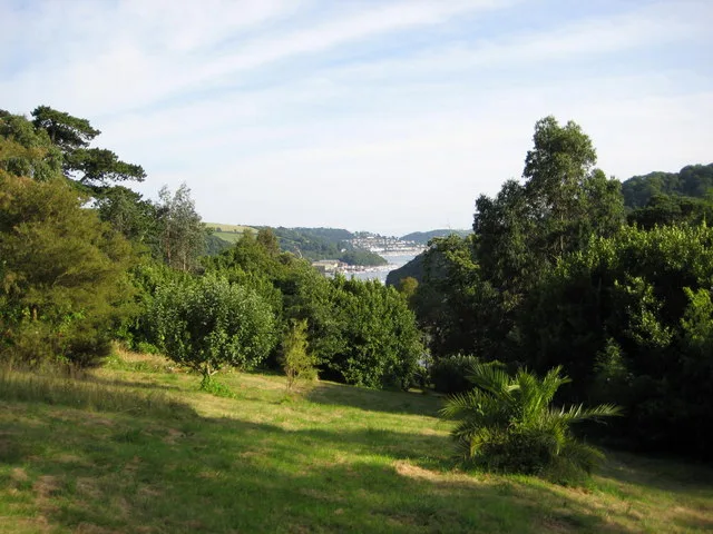ปากแม่น้ำ Dart มองไปทาง Kingswear จาก Greenway ภาพถ่ายเมื่อ 26 กรกฎาคม 2008