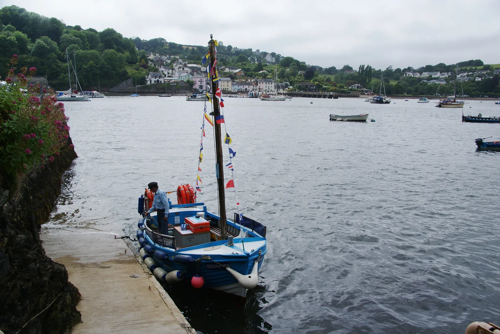 เรือข้ามฟากแม่น้ำ Dart ที่ Greenway Quay ภาพถ่ายเมื่อ 25 มิถุนายน 2011