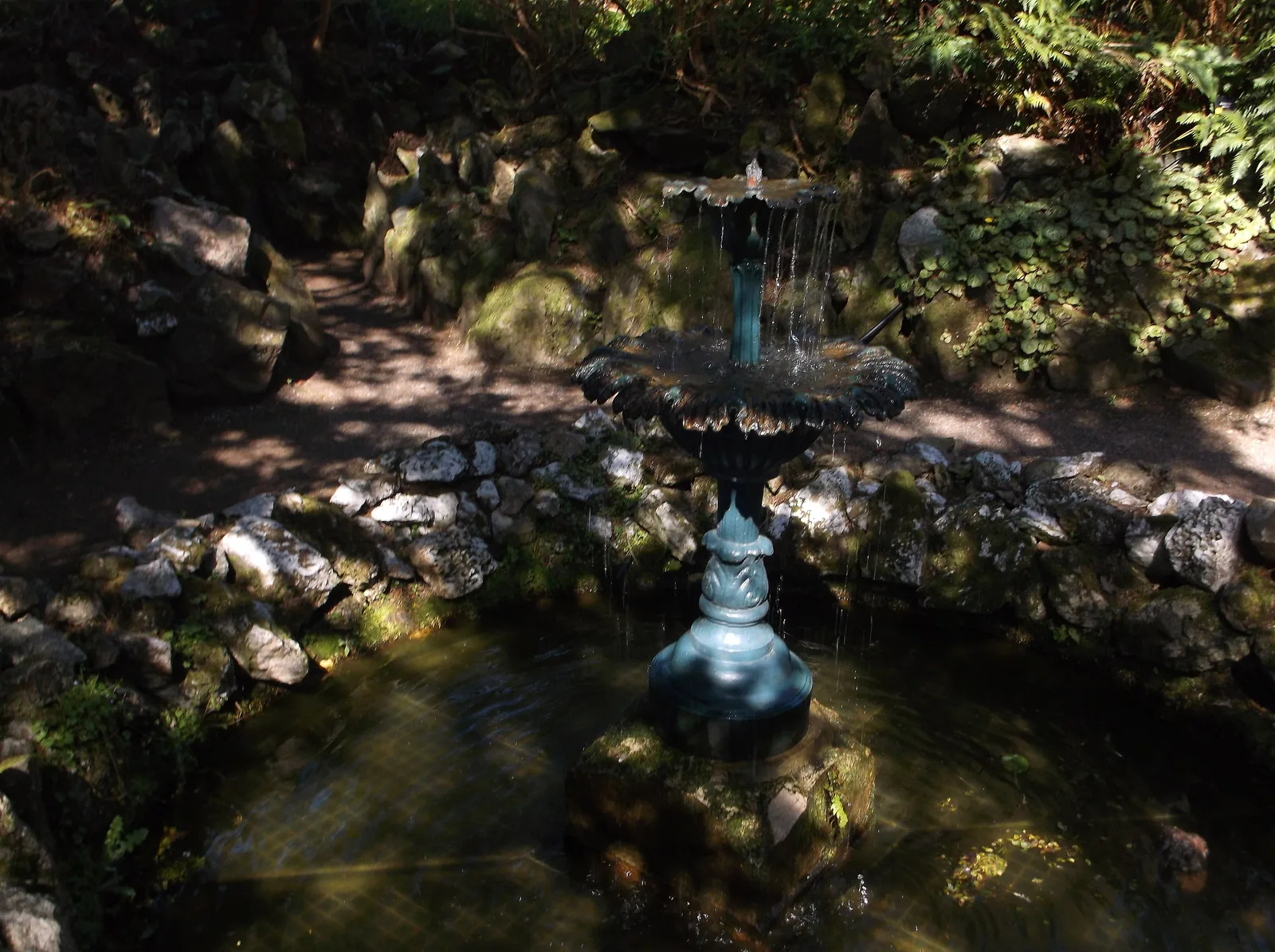 น้ำพุเหล็กหล่อกลางบ่อหินในสวน Greenway ภาพถ่ายเมื่อ 15 เมษายน 2014