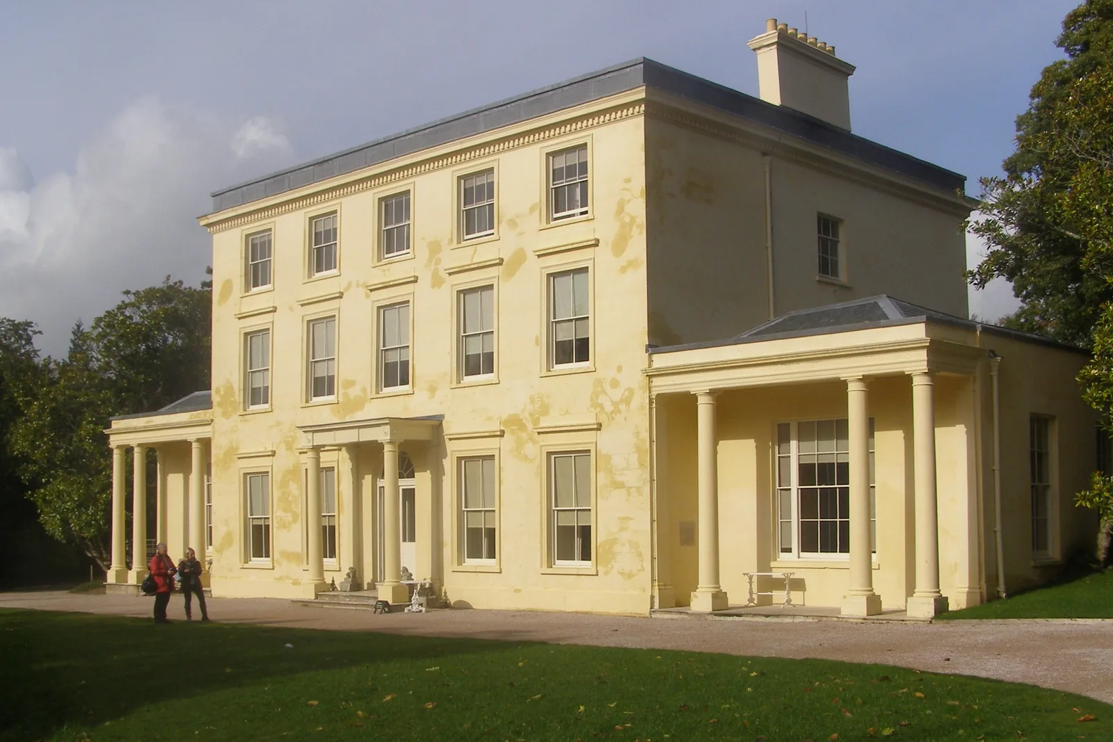 ด้านหน้าบ้าน Agatha Christie ที่ Greenway ซุ้มเสา Tuscan และปีกสองข้าง ภาพถ่ายเมื่อ 27 ตุลาคม 2010